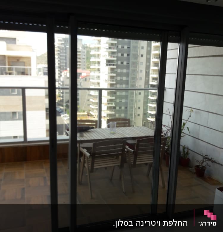 דלתות אלומיניום מזכוכית במרפסת